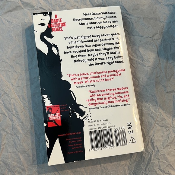 ⭐️5 for $15⭐️The Devil’s Right Hand by Lilith Saintcrow | Book - Picture 2 of 2